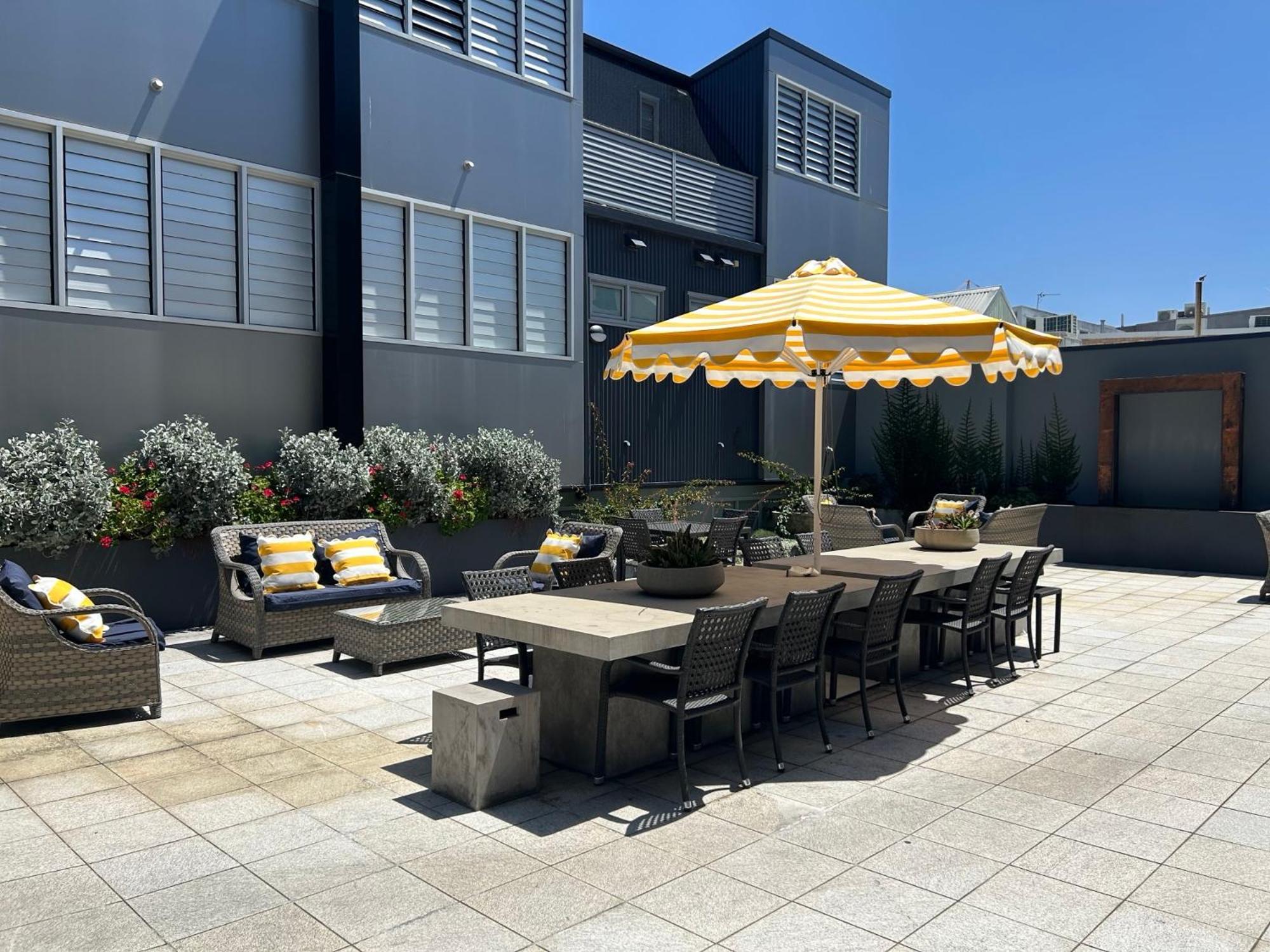Crown On Darby Newcastle Aparthotel Екстериор снимка